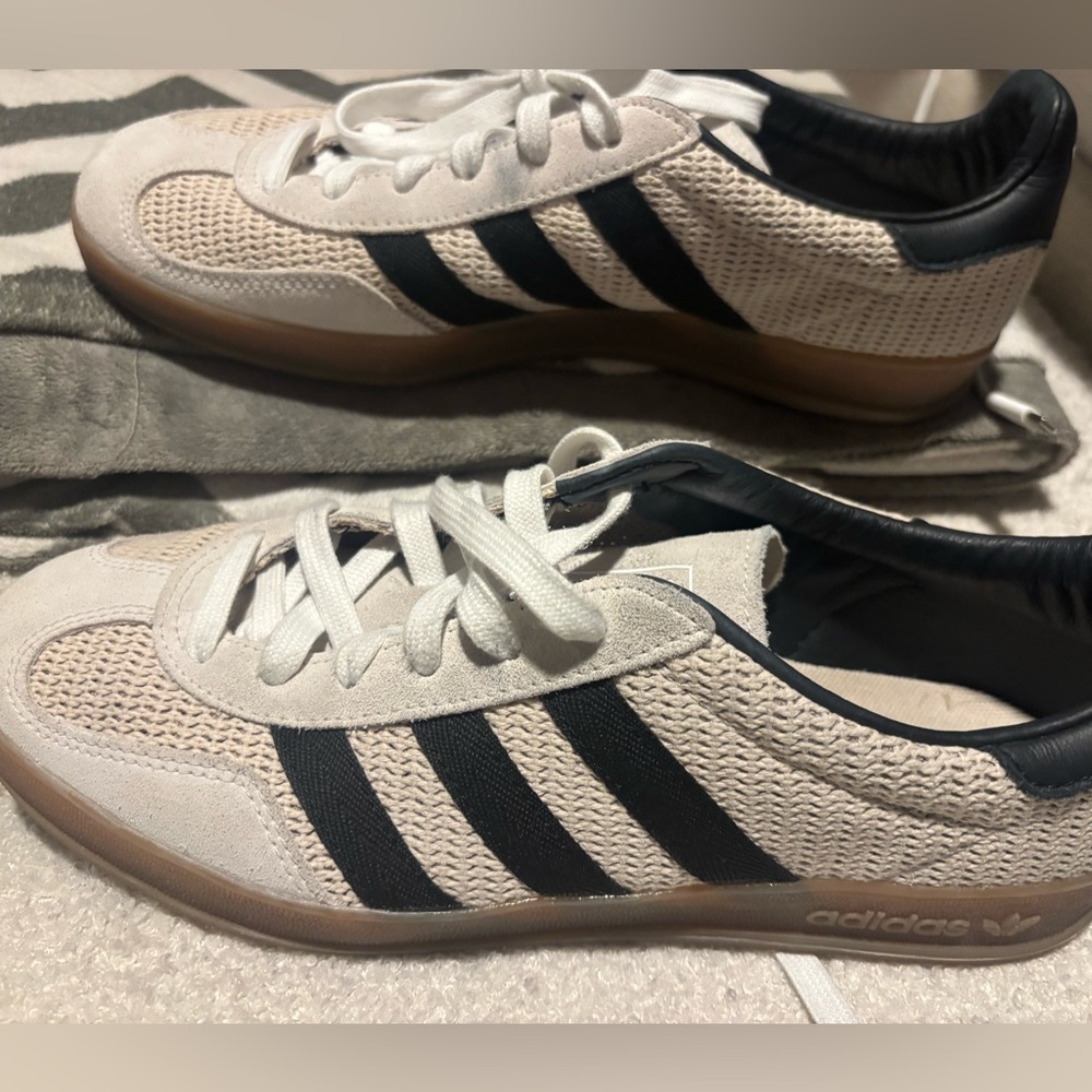 Excellent condition size 7 Adidas shoes.